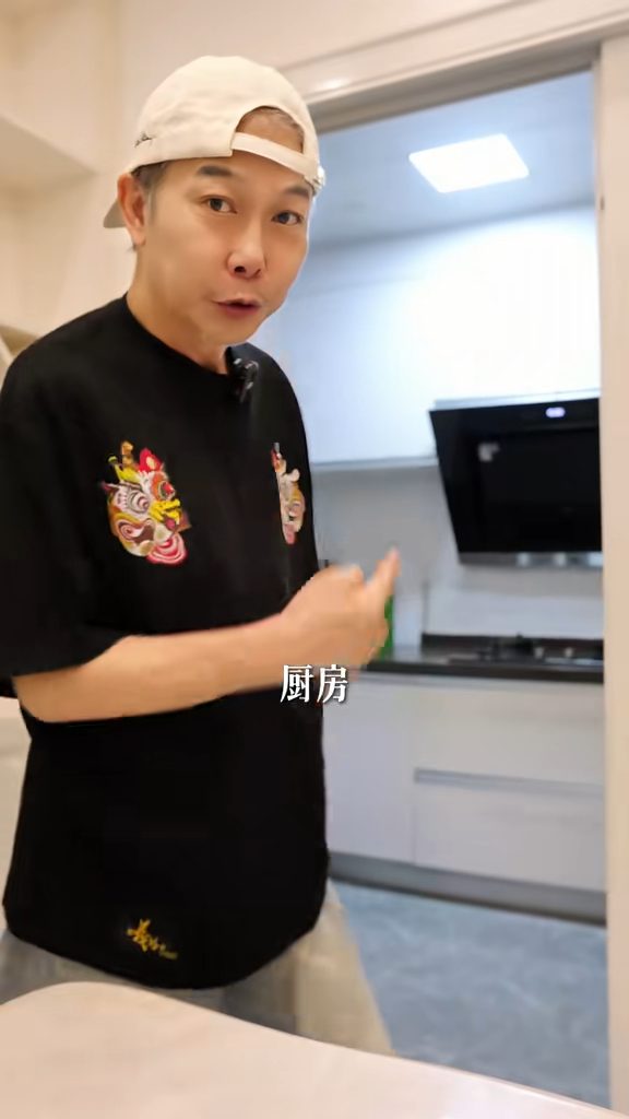 錢小豪屋內的裝修設計充滿陽剛氣息。