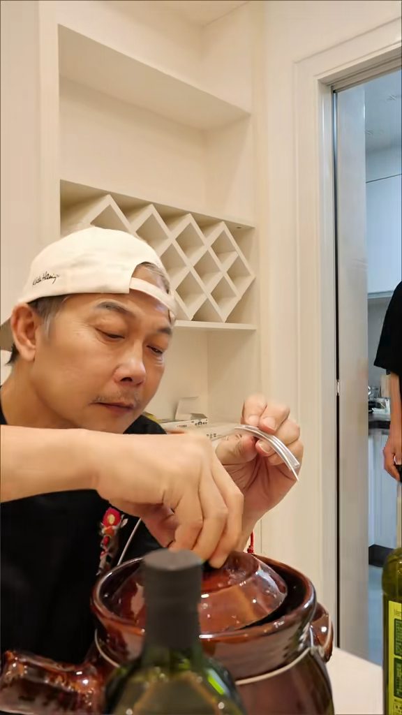 錢小豪親自下廚。