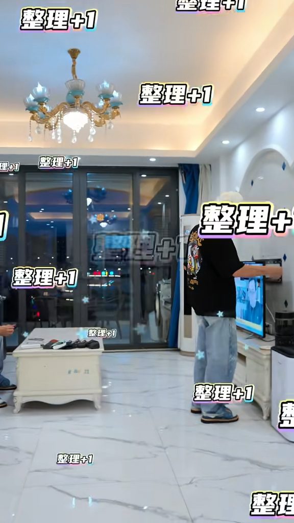 客廳採用落地大玻璃採光,寬闊長露台外望樓景。