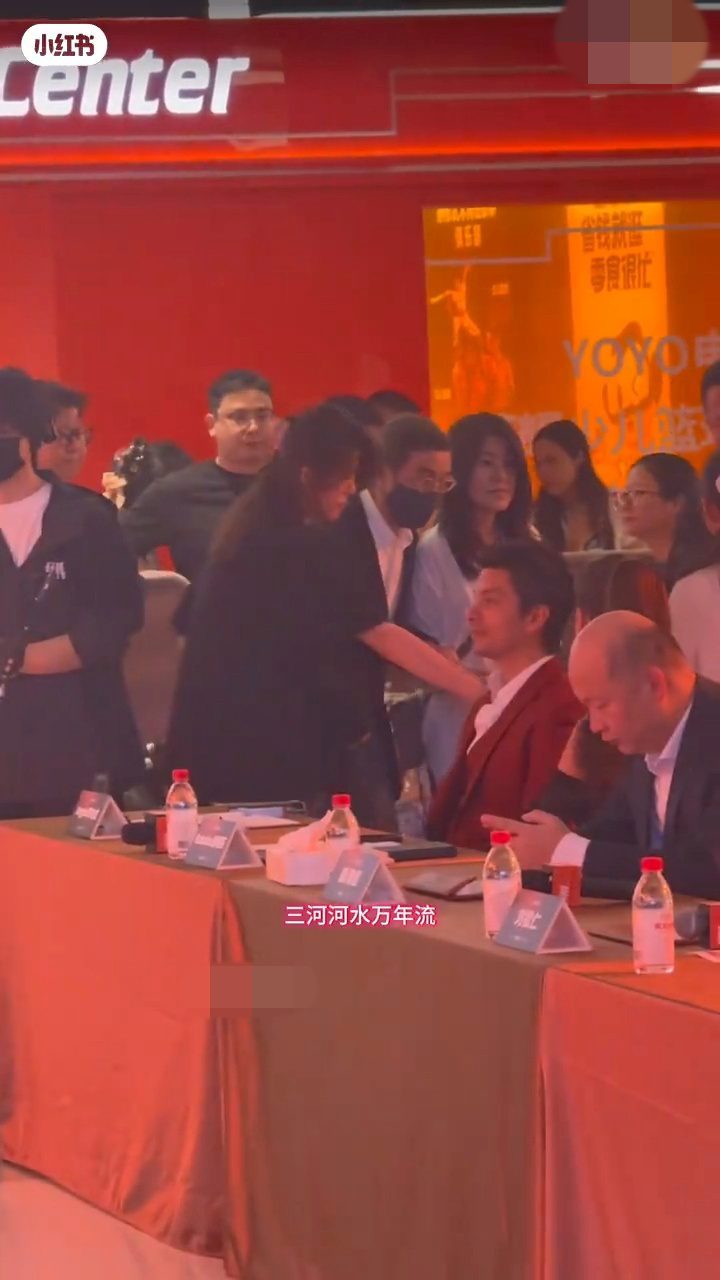 劉松仁走路時需工作人員在旁引導,步履略顯不穩。