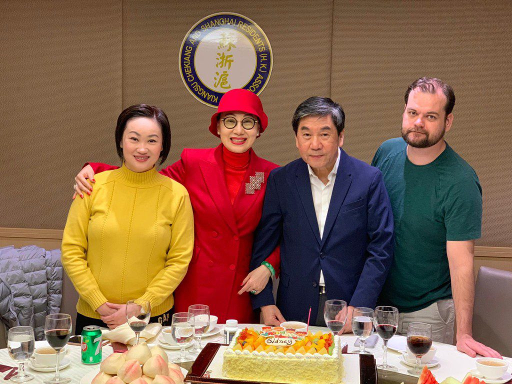 柳影虹與丈夫周富祥及女兒關係融洽。