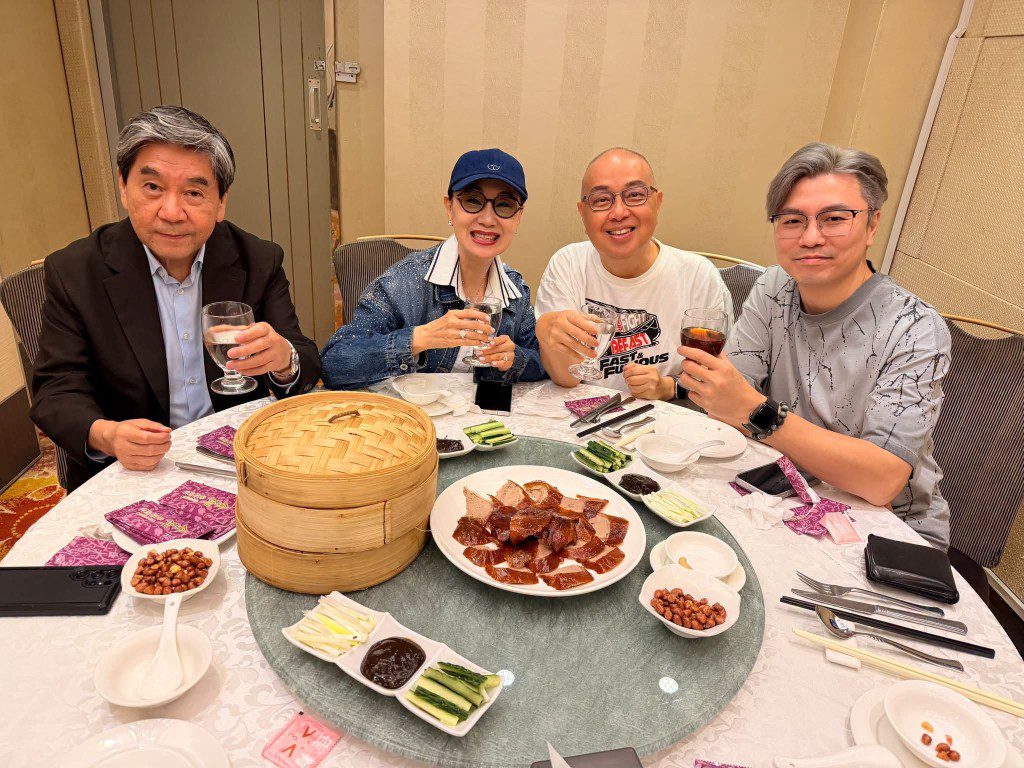 楊紹鴻(右二)與柳影虹聚會,分享其最新近照。