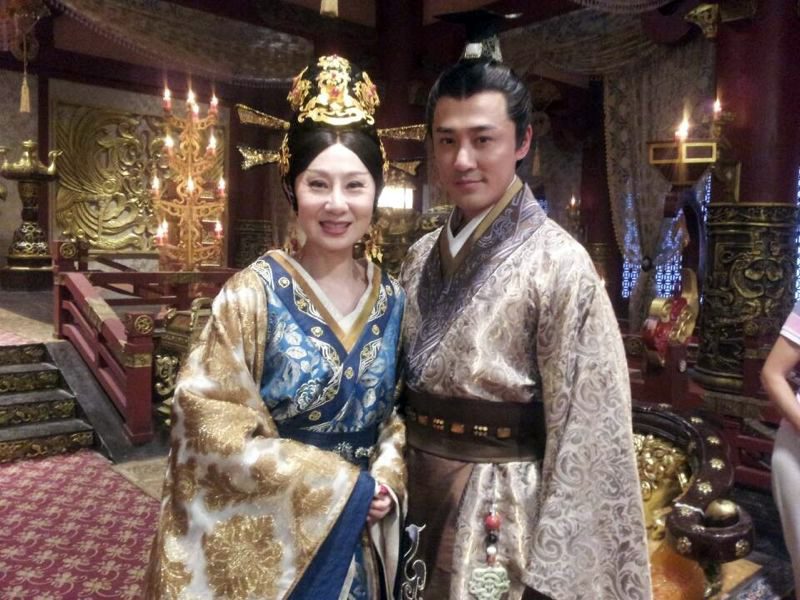 她亦曾與林峯合作。