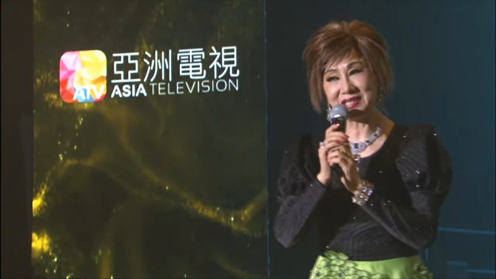 柳影虹在台上接連獻唱《少女慈禧》與《換到千般恨》。