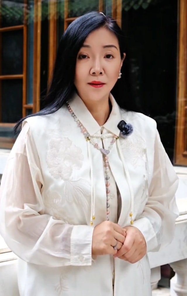 劉玉婷一頭烏黑長髮,未見銀絲。
