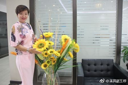 劉玉婷多了一份貴氣。