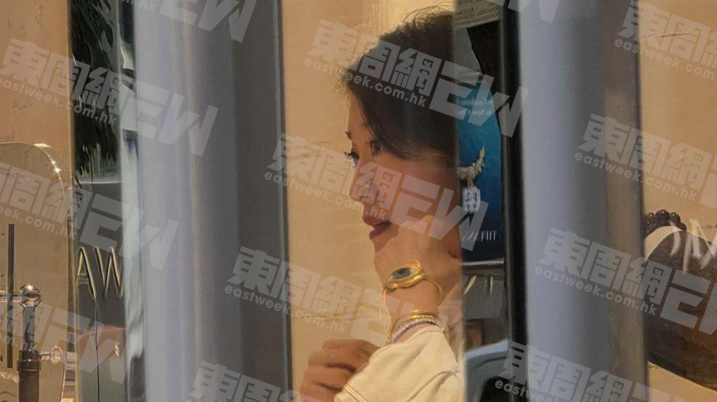 在店員推介下，張新悅隨即試戴頸鏈。