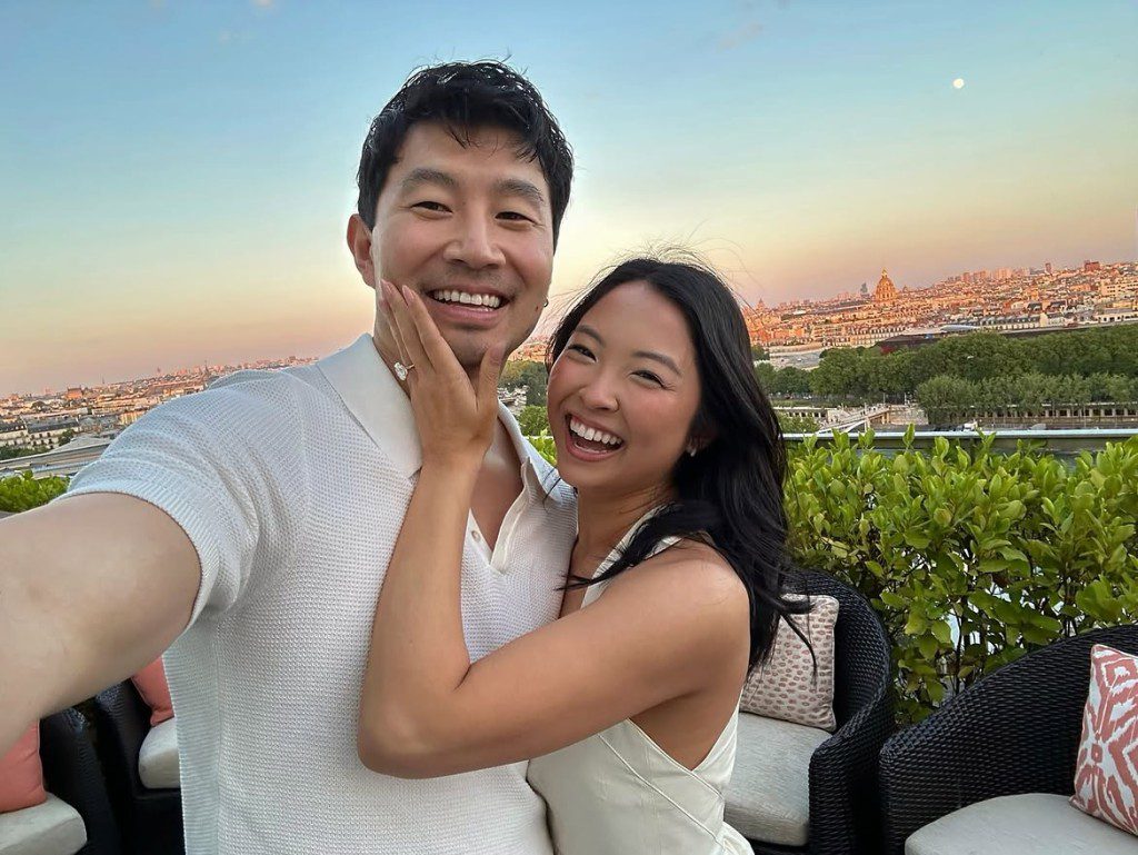 Allison Hsu輕撫劉思慕臉頰,表情甜蜜。