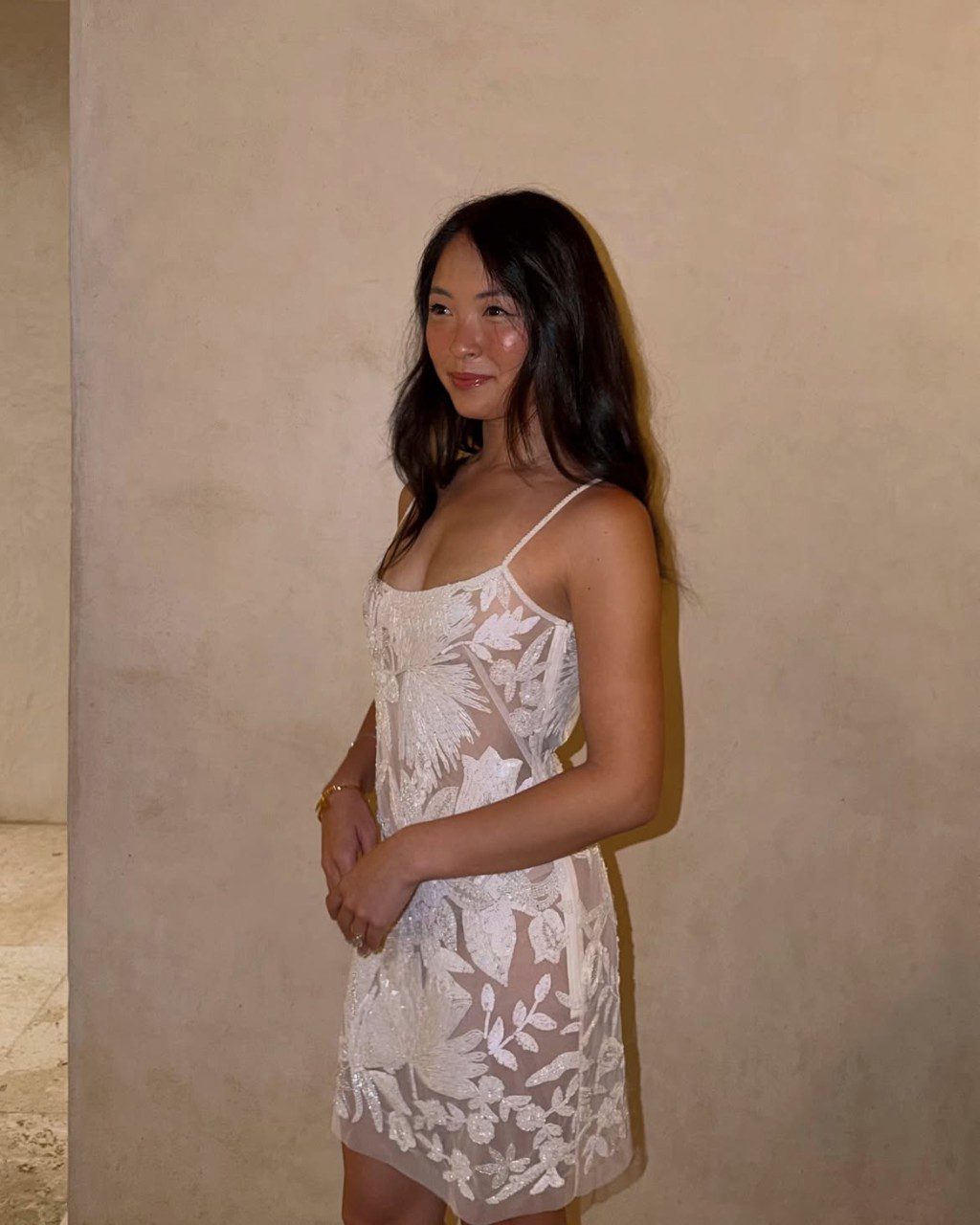 Allison Hsu換上了多條吊帶裙。