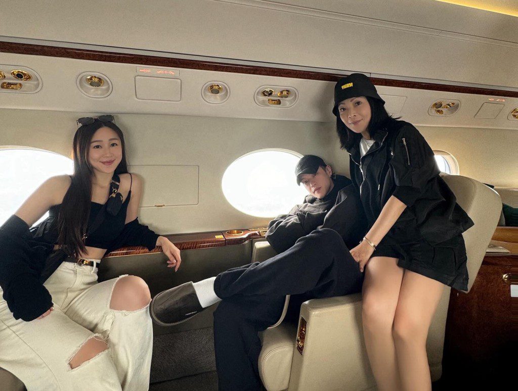 Mark曾與母親及妹妹乘坐私人飛機,到內地支持鄧紫棋的演唱會。