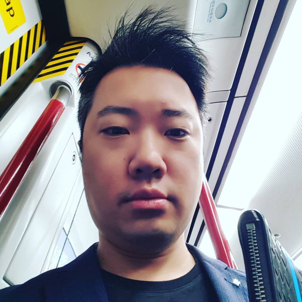 王賢訊習慣乘坐公共交通工具出行。