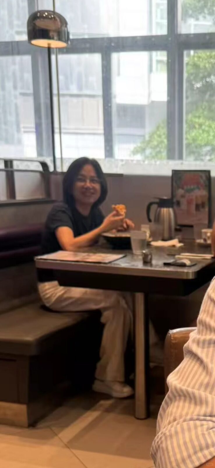 容佳文笑容滿臉。