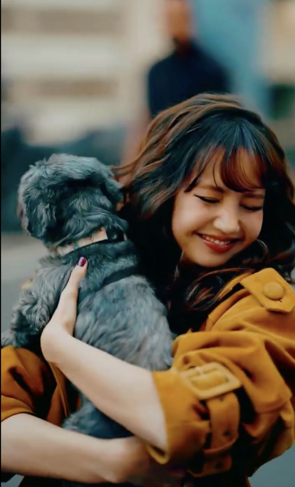 Lisa昨日在巴黎接受電台訪問,離開時更抱起粉絲的愛犬。