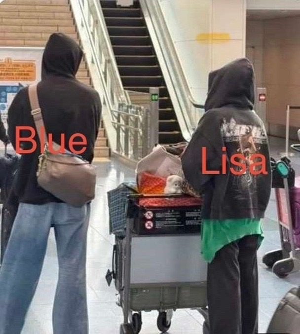 BLACKPINK成員Lisa近日被拍到與緋聞男友Blue從曼谷出發前往巴黎。
