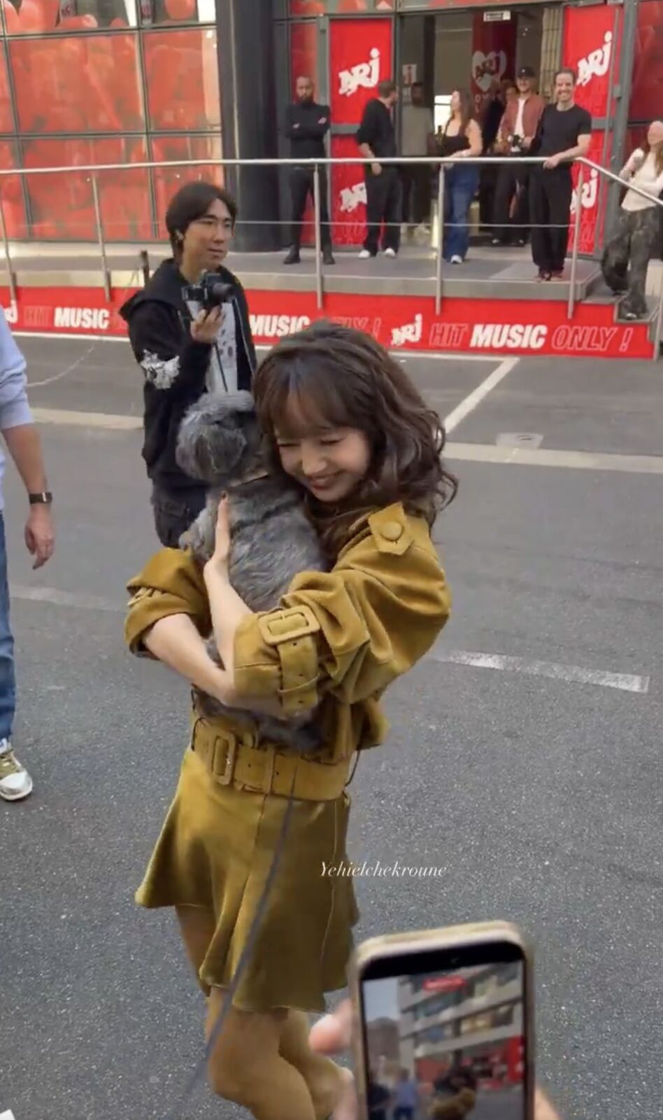 Lisa對粉絲的愛犬顯得愛不釋手。