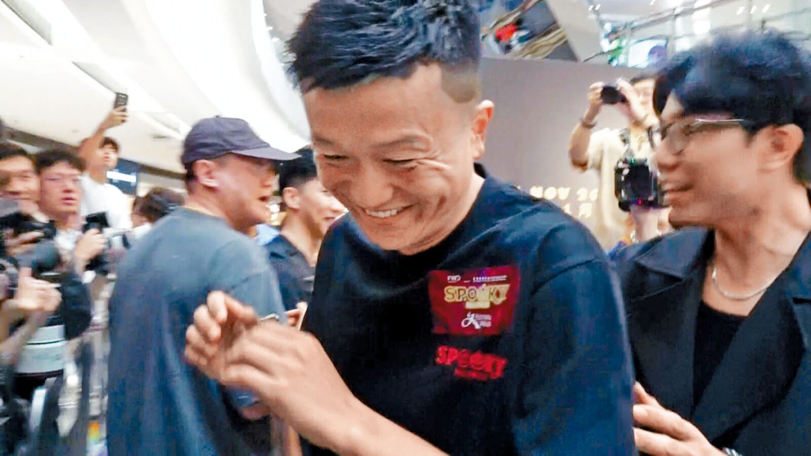 被問到婚訊時,王至尊甜笑離場。 .3 早前《東周刊》獨家揭露JW與王至尊在土耳其秘婚。