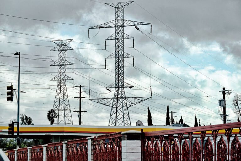 高壓輸電線路橫跨洛杉磯聖弗南度谷地區。美聯社