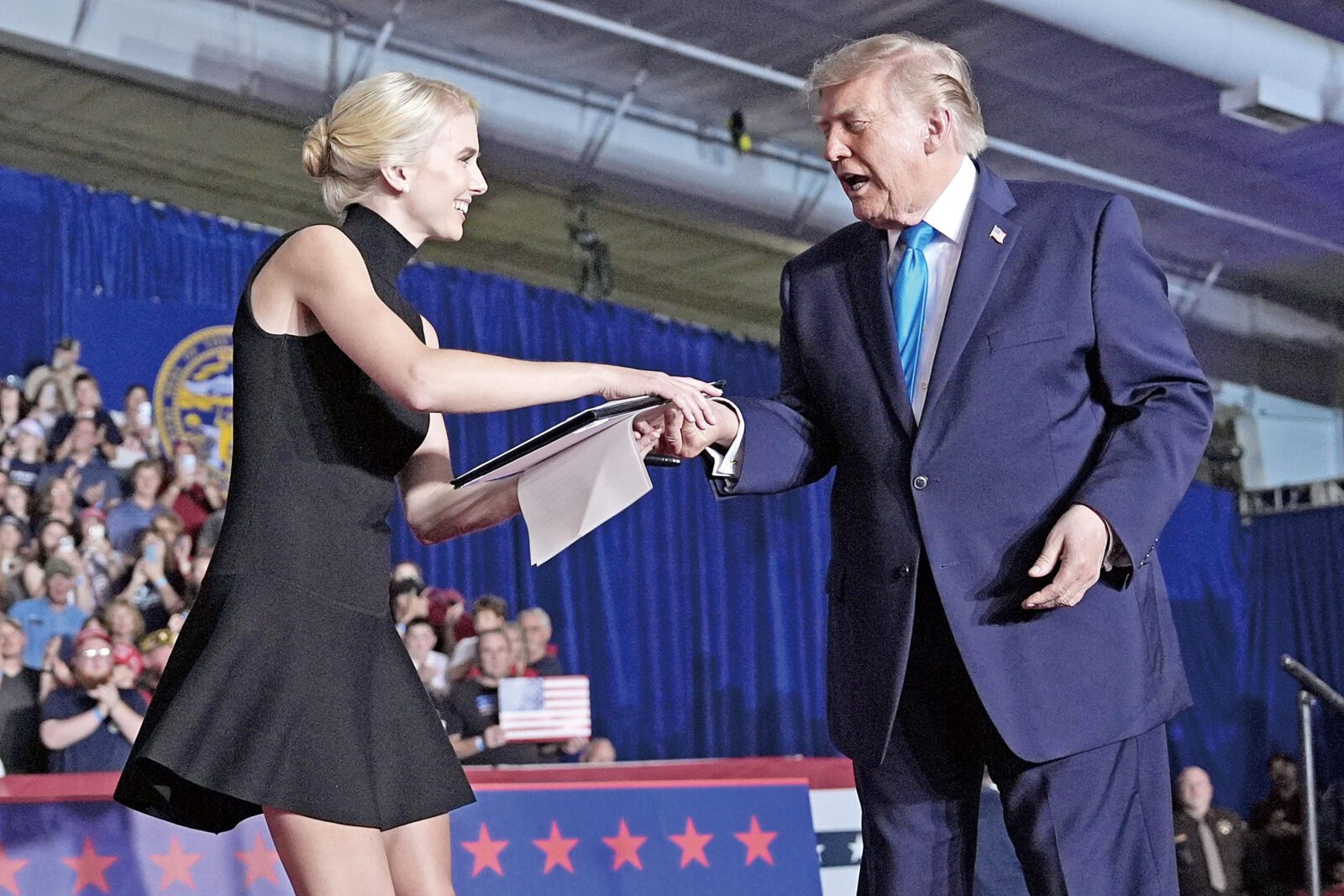 特朗普總統5日在內布拉斯加州競選集會上，將一份剛簽署的行政命令交給白宮助理哈普。美聯社
