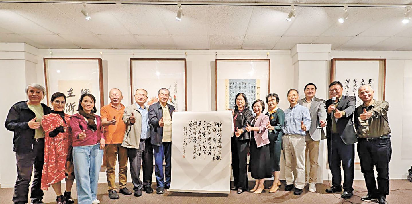 浙江大學發展委員會副主席何蓮珍(右七)與浙大校友總會秘書長劉崢嶸(右六)出席書畫展開幕,與校友合影。硅谷亞洲藝術中心