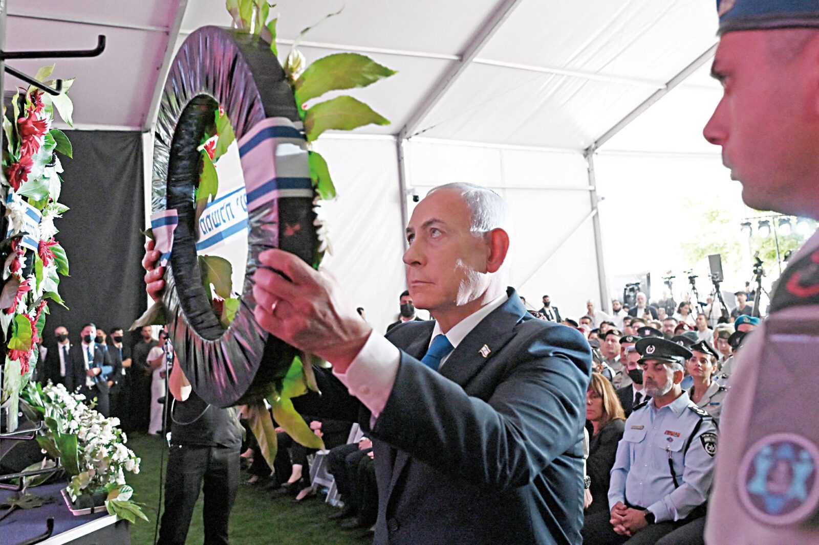 哈馬斯襲擊三周年紀念活動上,內塔尼亞胡在耶路撒冷赫茨爾山公墓舉行的紀念儀式上敬獻花圈。路透社