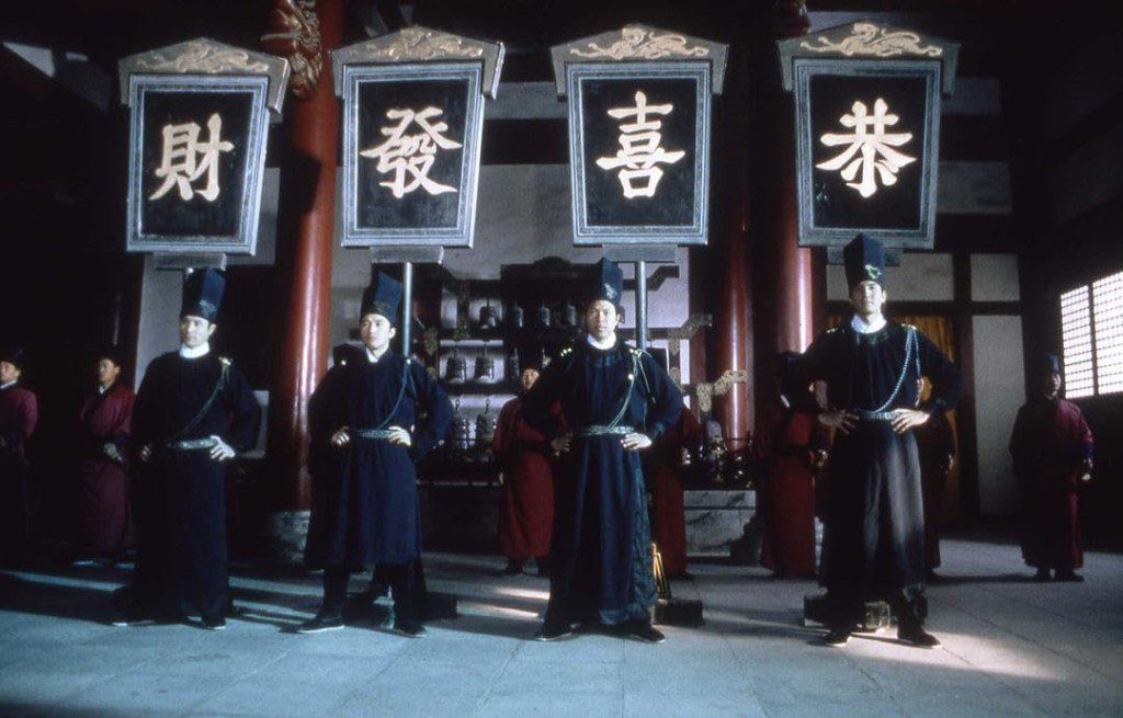 在電影《大內密探零零發》中，吳育樞（右二）飾演保龍一族的「零零喜」。