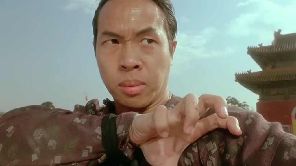 在《武狀元蘇乞兒》中，吳育樞飾演「博達爾多」，其叔叔王爺僧格林沁（林威）在比試中使詐助他取勝。