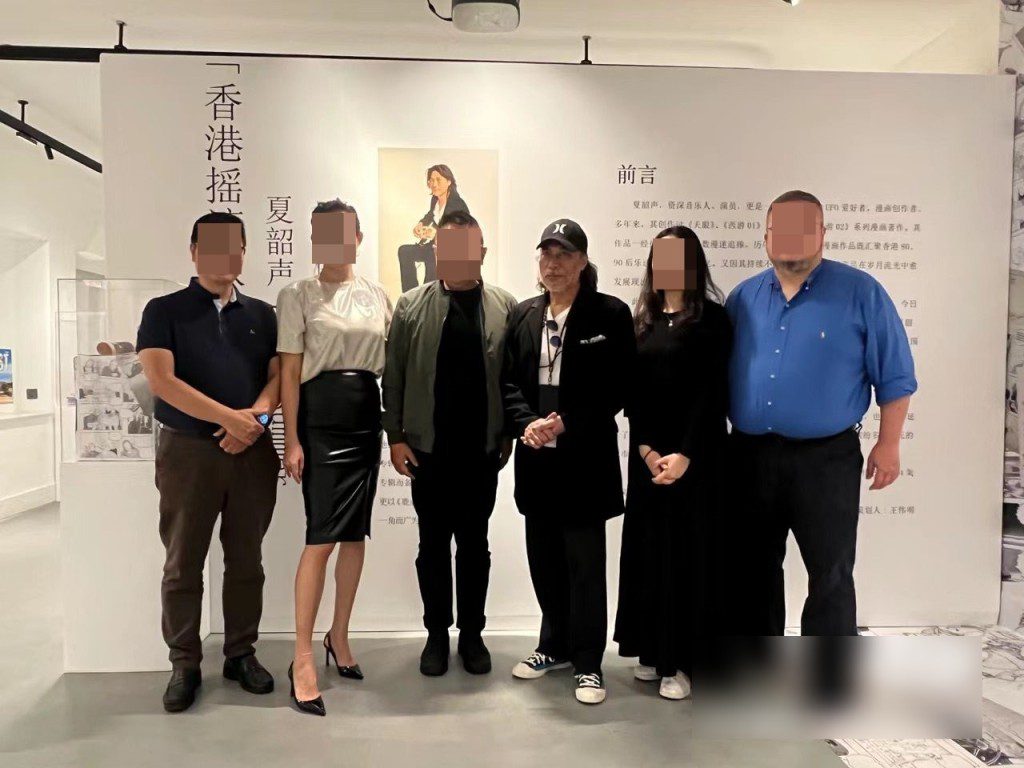 夏韶聲（右三）舉辦作品展，獲一眾好友到場支持。