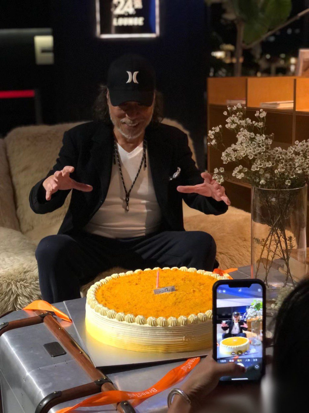 當時正值夏韶聲71歲生日，他獲在場人士送上巨型蛋糕慶祝。