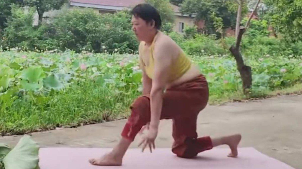湖南57歲婦人患膝關節炎 自學瑜伽一年後成功減重並改善行動能力