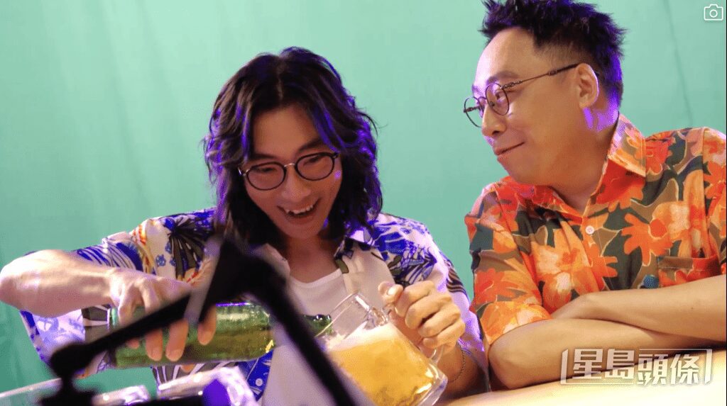 在廣告中,兩人更是開懷暢飲啤酒。