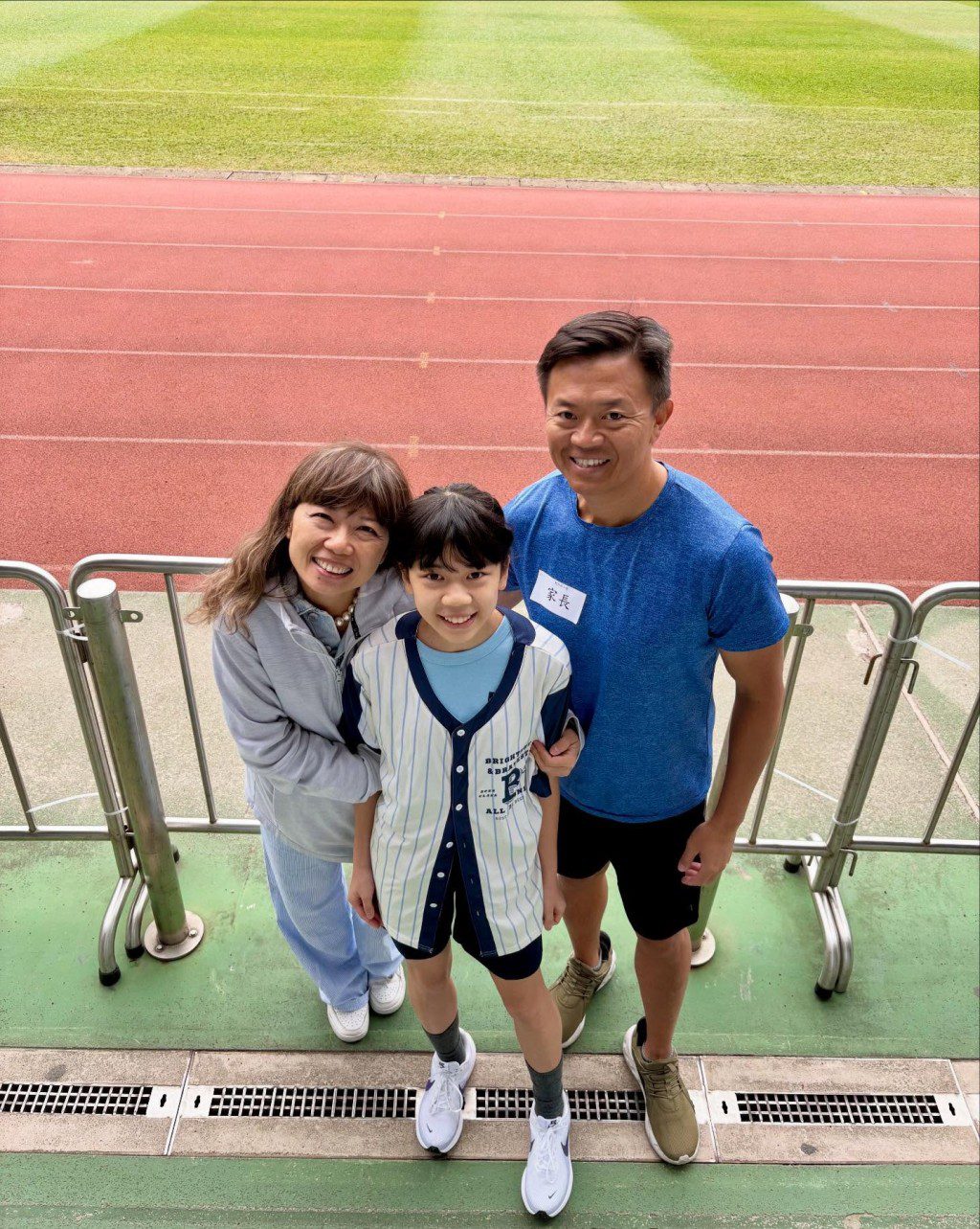 陳心怡一家三口一起去運動。