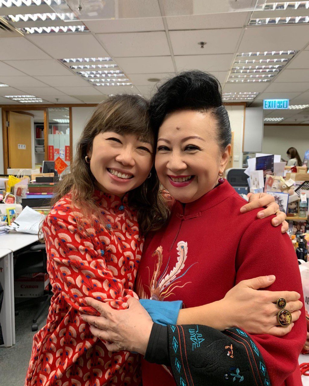 陳心怡與薛家燕擁抱合照，可見兩人交情甚篤。