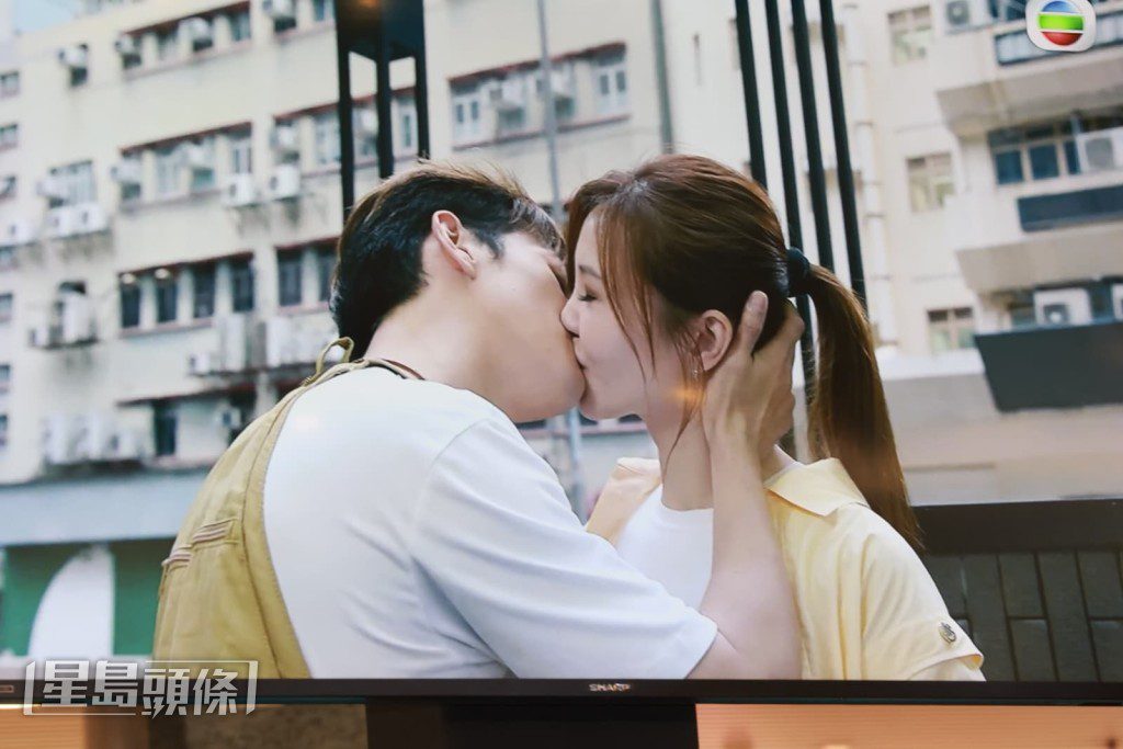 阮浩棕在劇中與吳若希有激烈吻戲。