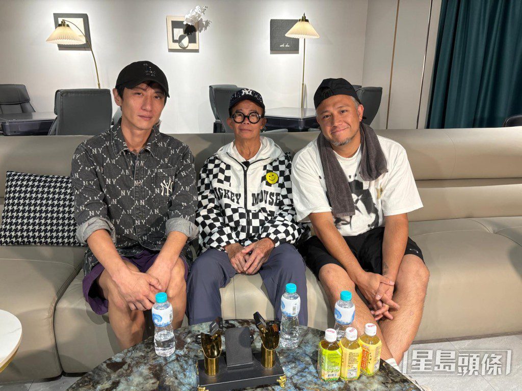 梅啟明（中）在直播節目中發表言論，身旁的周永恆及張致恒反應無奈。