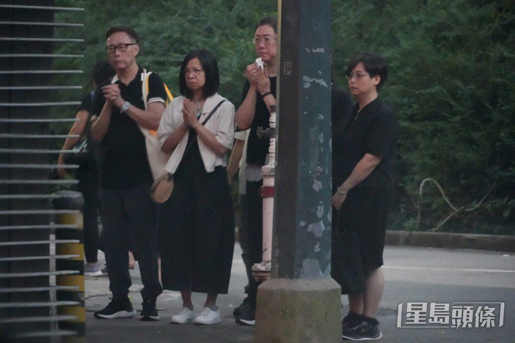 約晚上6時28分，約二十名親友完成儀式後步出火葬場，眾人神情哀傷。