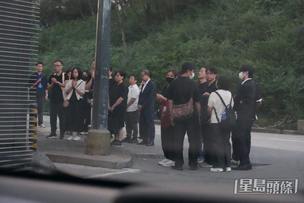 部分親友更是情緒激動、哭成淚人，場面令人心酸。