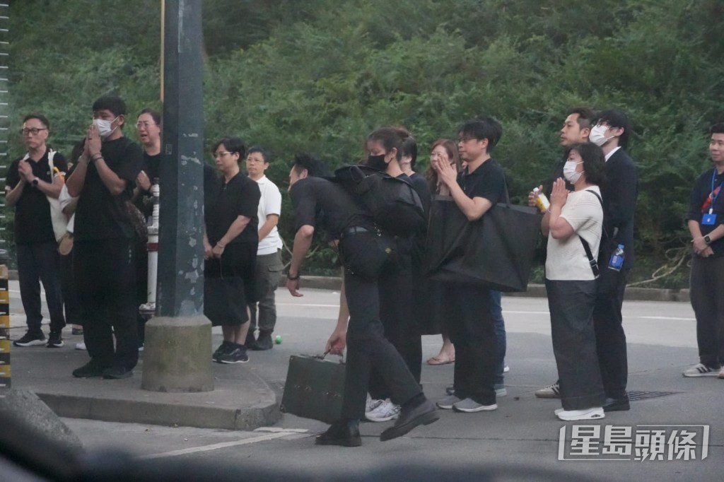 現場隱約聽到有人大喊「收嘢呀！」整個過程歷時約十分鐘，之後眾親友便一同登上預備好的19座小巴黯然離去。