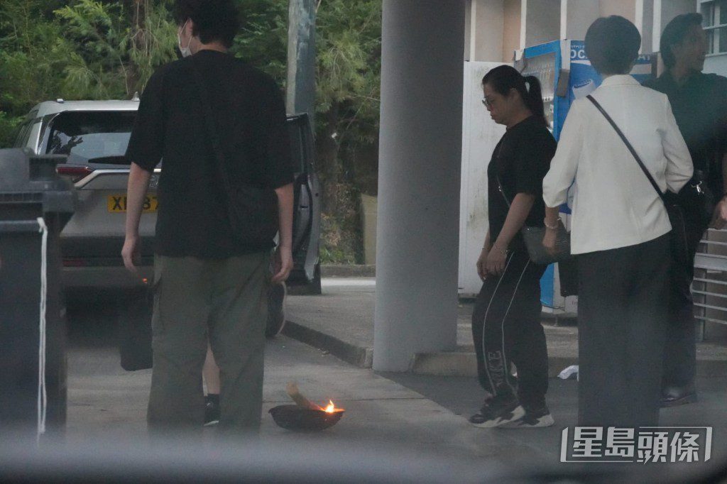 按照傳統習俗，親友在正門外進行「過火盆」儀式，其後橫過馬路到對面的化寶爐焚燒祭品。