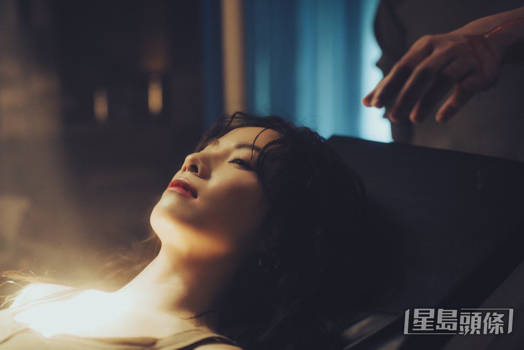 MV中,她以多個不同造型配合劇情發展。