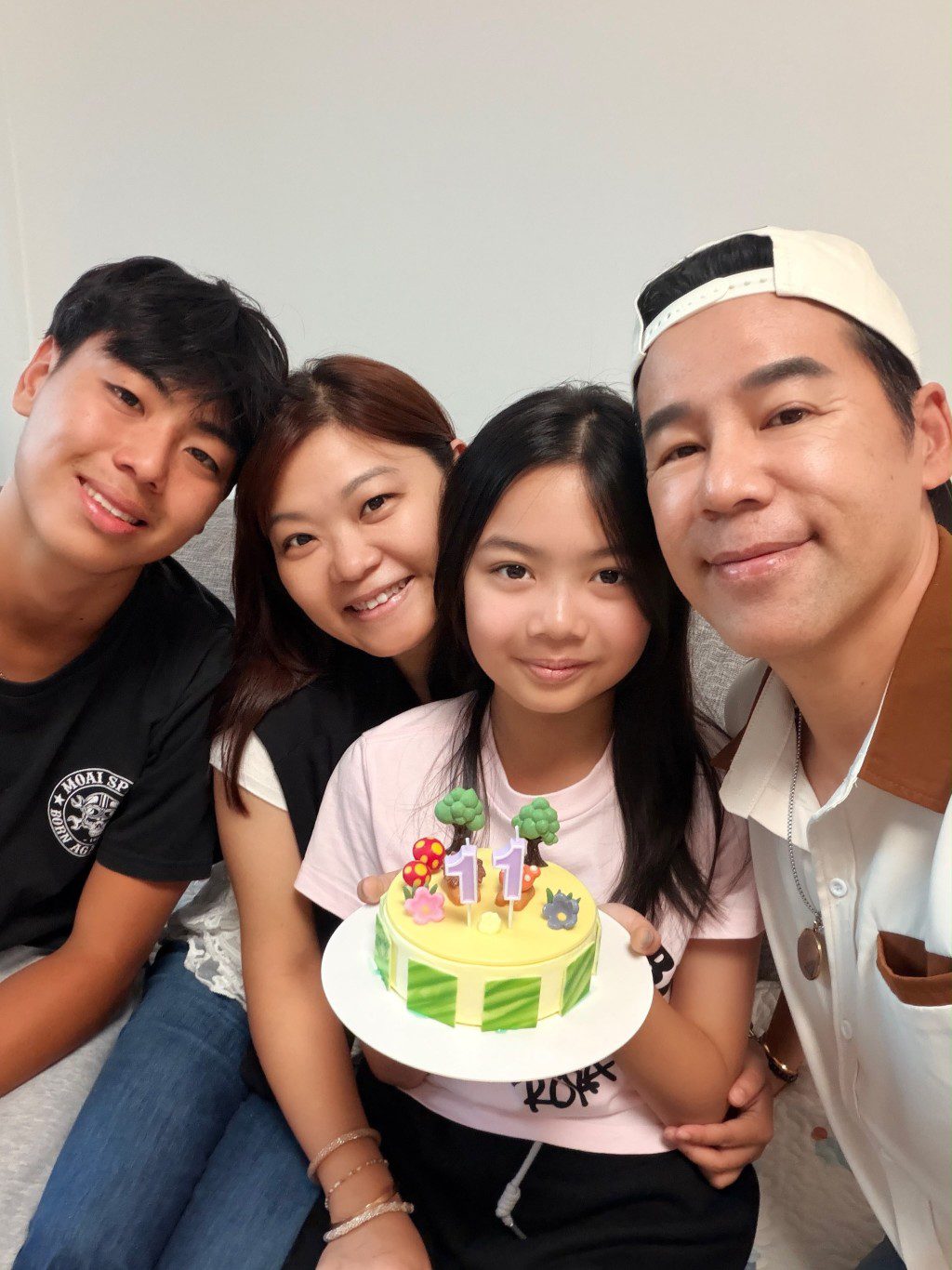 近日,徐榮一家為11歲的「包包」徐心怡慶祝生日,照片中的她充滿少女氣息。