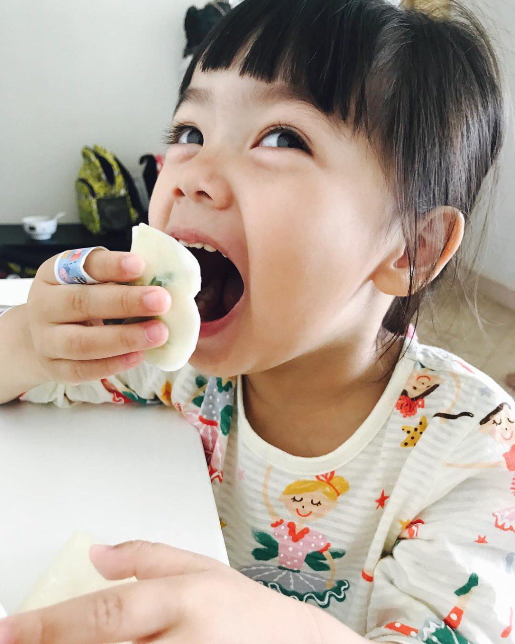 包包是個「為食」小朋友。