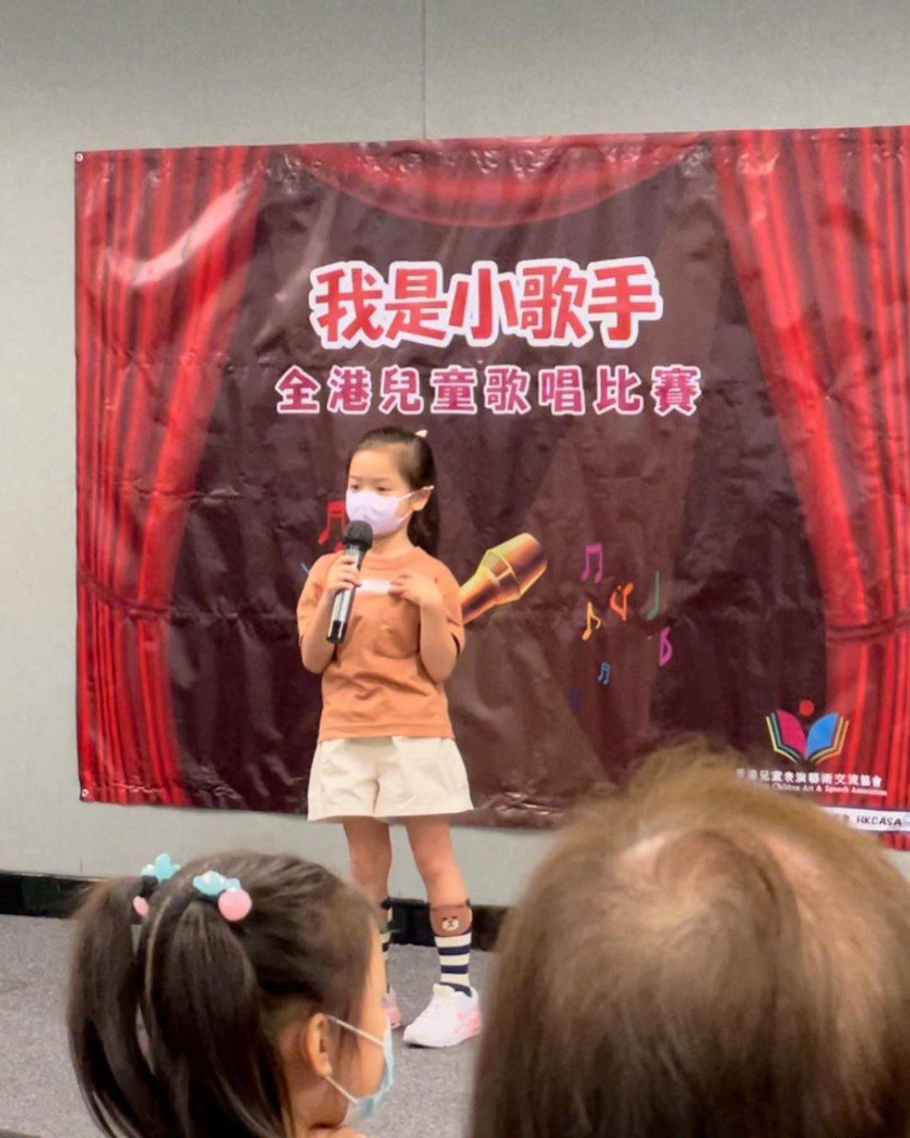 包包5歲時首次參加「我是小歌手全港兒童歌唱比賽」,便奪得亞軍。