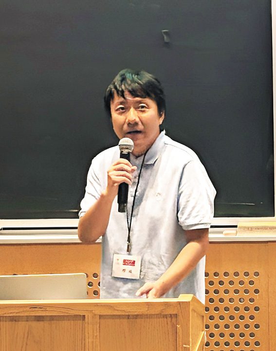 鄧煜教授在演講中。