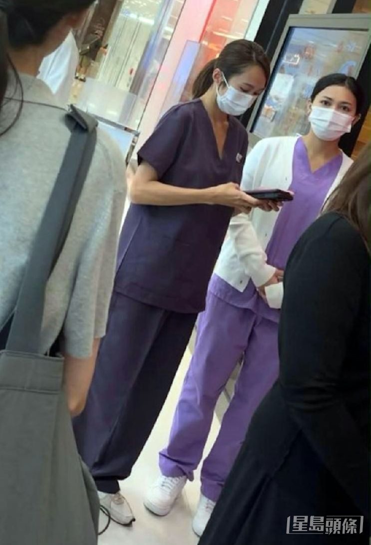 日前有網民拍得湯怡身穿美容師制服,與同事在拉麵店外排隊。
