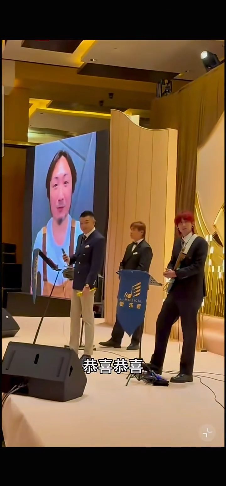 鄭中基同樣透過拍片方式送上祝賀。