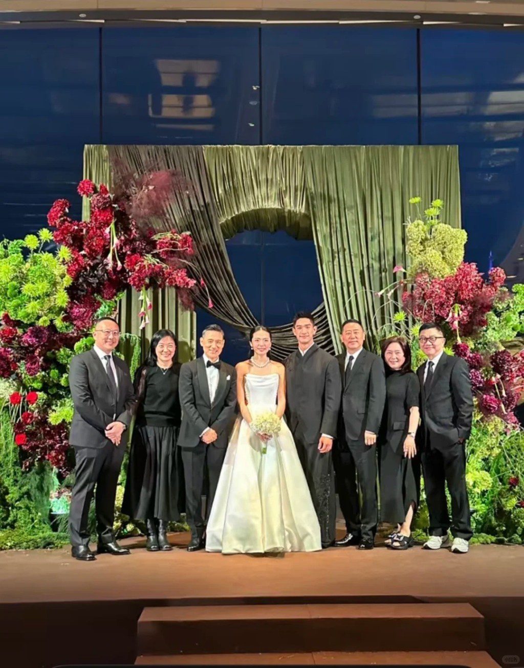 張學友站在胡智同的新婚妻子旁邊合照。