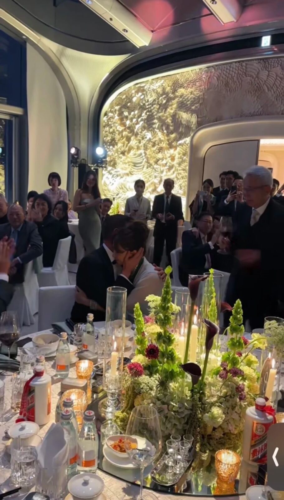 張學友與吳婉芳在婚宴上友好擁抱。