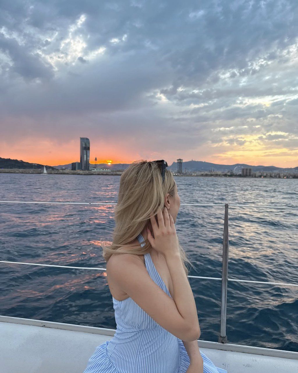 譚嘉儀欣賞日落。