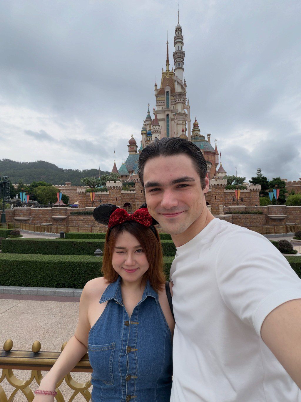 白雲與男友暢遊迪士尼樂園,在城堡前自拍。