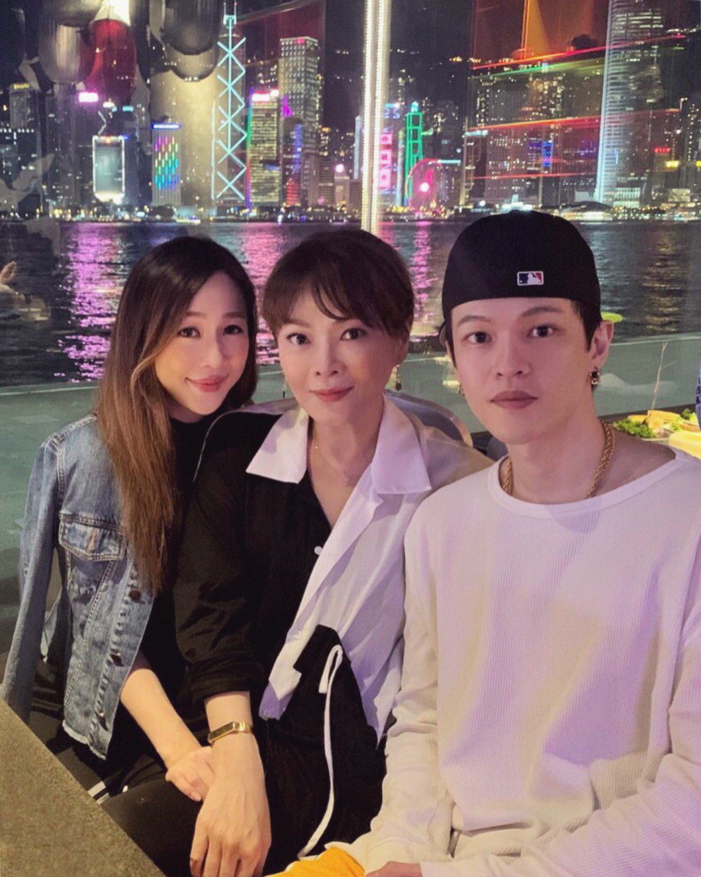 魏韵芝(左)出身富裕家庭,父母分別從事金融行業及在上環經營意大利餐廳Room28。